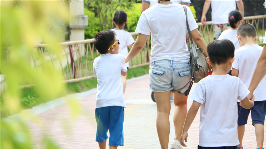 育才幼兒園大手拉小手親子活動(dòng)