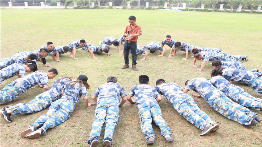 一加地產(chǎn)江門(mén)色色環(huán)球影城基地團(tuán)隊(duì)拓展訓(xùn)練順利進(jìn)行